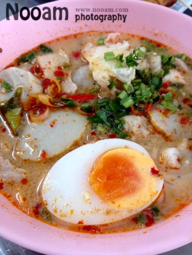 ชวนชิม ร้านก๋วยเตี๋ยวปลาเมืองทอง ก๋วยเตี๋ยวต้มยำปลาไข่ต้ม พร้อมขนมจีบ ปอเปี๊ย ปลาลวกจิ้ม และข้าวคลุกกะปิ
